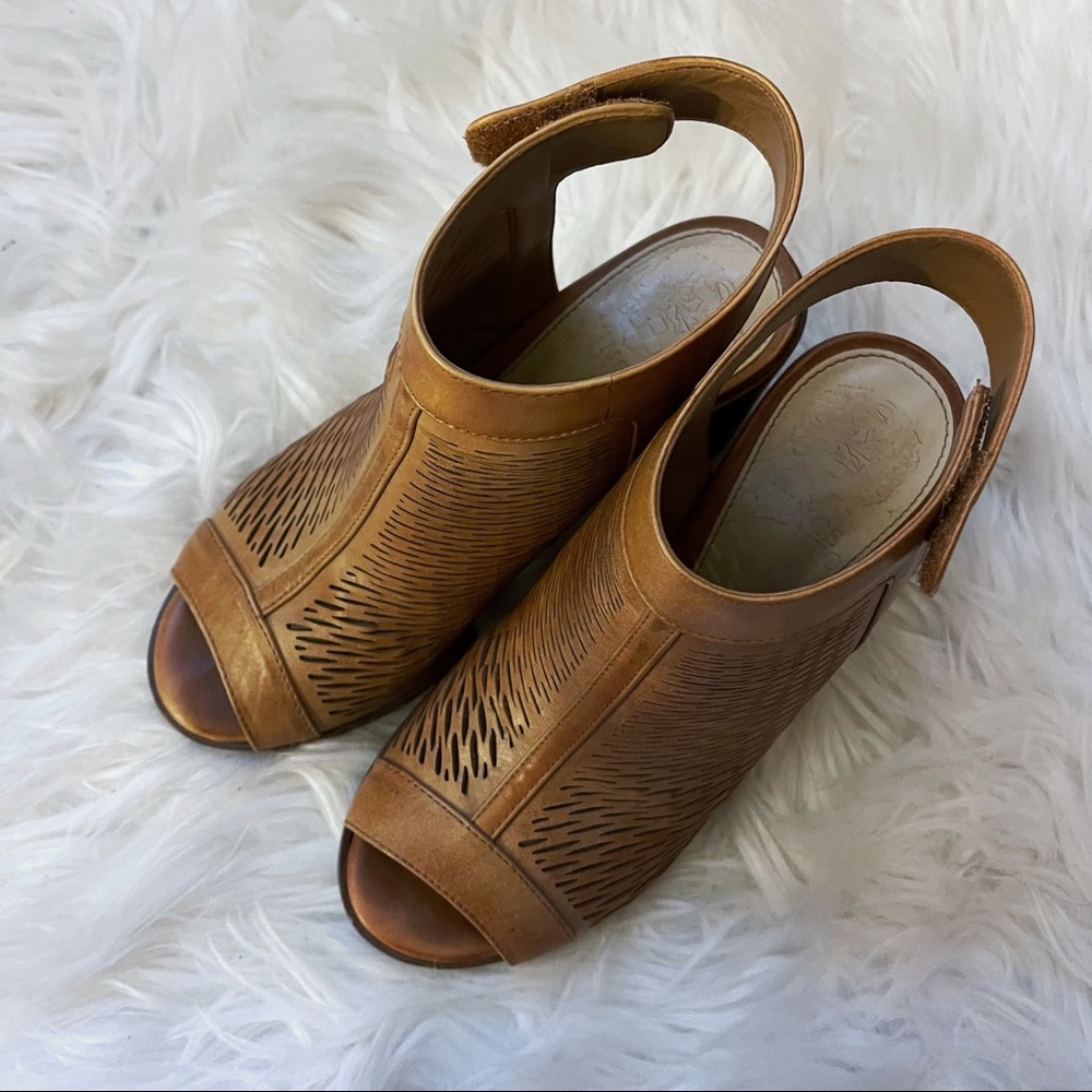 VINCE CAMUTO/ open toed brown booties sandals size 6